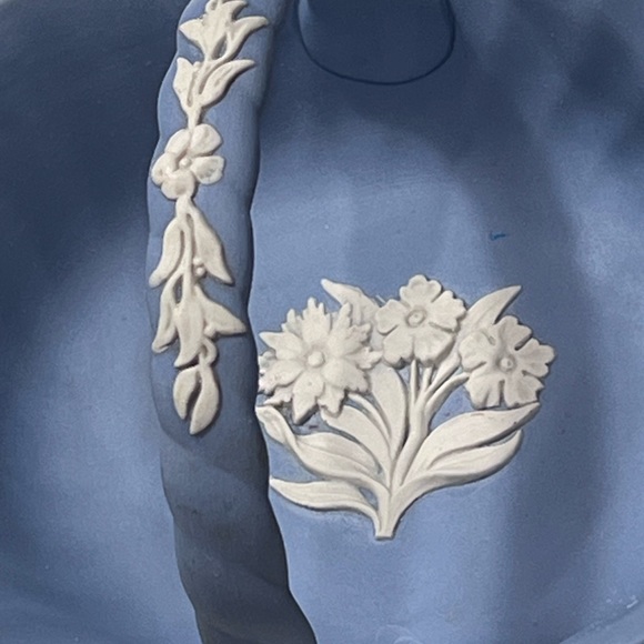 Wedgwood - Blue Jasperware Basket with Thistle Flower design - VINTAGE 1980s - Picture 2 of 8